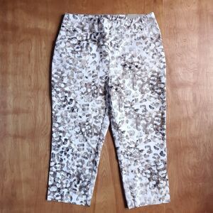 Chicos Josie Slim Capri Pants Sz 1 US 8 White Tan Brown Leopard Perfect Stretch